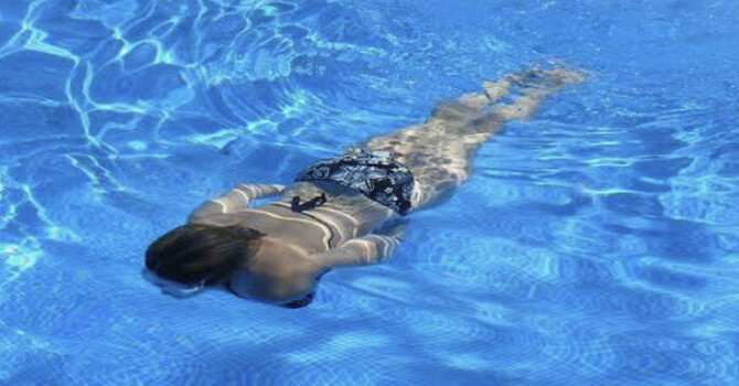 Scoliosis and Swimming — What Helps, What Hurts, and What the Research Actually Shows